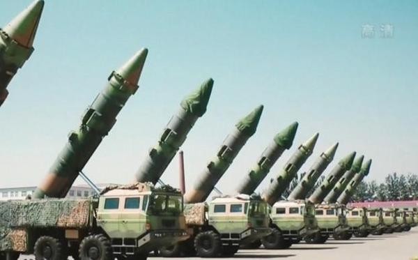 據國防部最新中共軍力報告書指出，中共火箭軍部隊 2027 年將具備對臺及第一島鏈範圍內遠距精準打擊能力。   圖：翻攝自央視