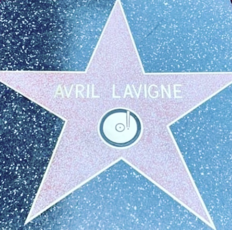 艾薇兒的星星上是留聲機的圖案，象徵她在唱片業的貢獻。   圖：翻攝自Avril Lavigne IG