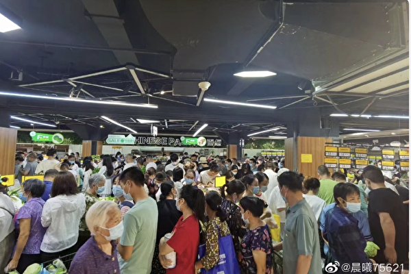 成都8月29日有吹哨人預告即將封城,引發民眾搶購物資的熱潮。 圖:翻攝自微博 成都8月29日有吹哨人預告即將封城,引發民眾搶購物資的熱潮。 圖:翻攝自微博