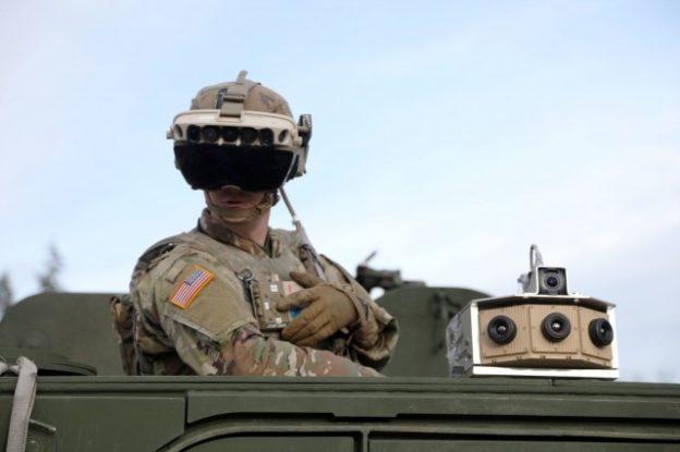 美國陸軍今(2)日開始點收微軟（Microsoft）製造的第一批高科技戰爭用AR眼鏡，實測結果令他們感到滿意。   圖：翻攝自美國陸軍官網