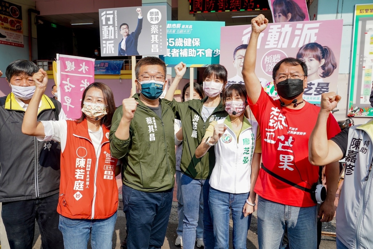 蔡其昌到后里拉票，陪同的市議員候選人來自各黨派。蔡其昌競選總部/提供