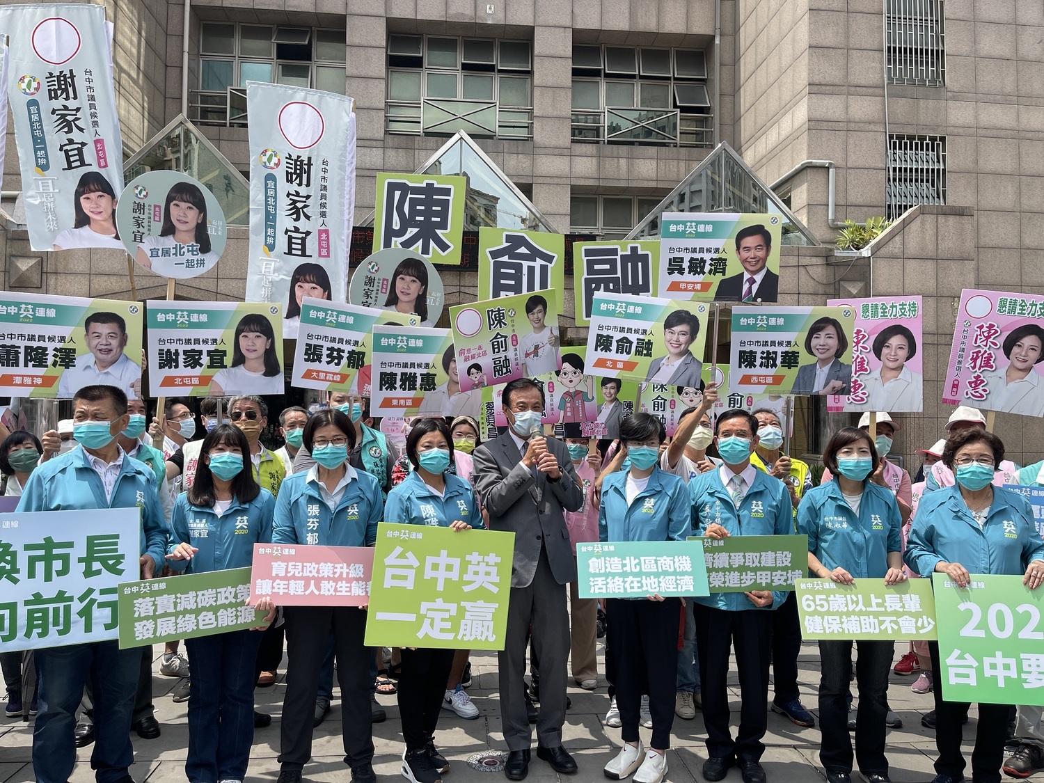 吳敏濟與（前排右三）與「台中英」一同辦理登記，卻不曾與「母雞」蔡其昌同台。台中英/提供