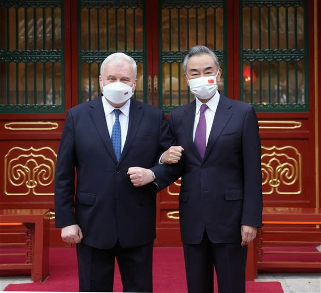 王毅2日會見即將離任的俄羅斯駐中國大使德尼索夫。 圖:翻攝中國外交部網站 王毅2日會見即將離任的俄羅斯駐中國大使德尼索夫。 圖:翻攝中國外交部網站