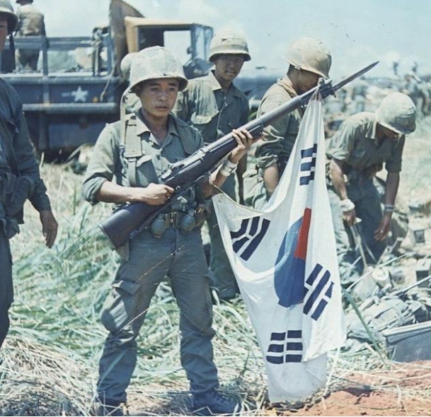 在越南戰場的韓國軍隊。 圖 : 翻攝自KKNews 在越南戰場的韓國軍隊。 圖 : 翻攝自KKNews