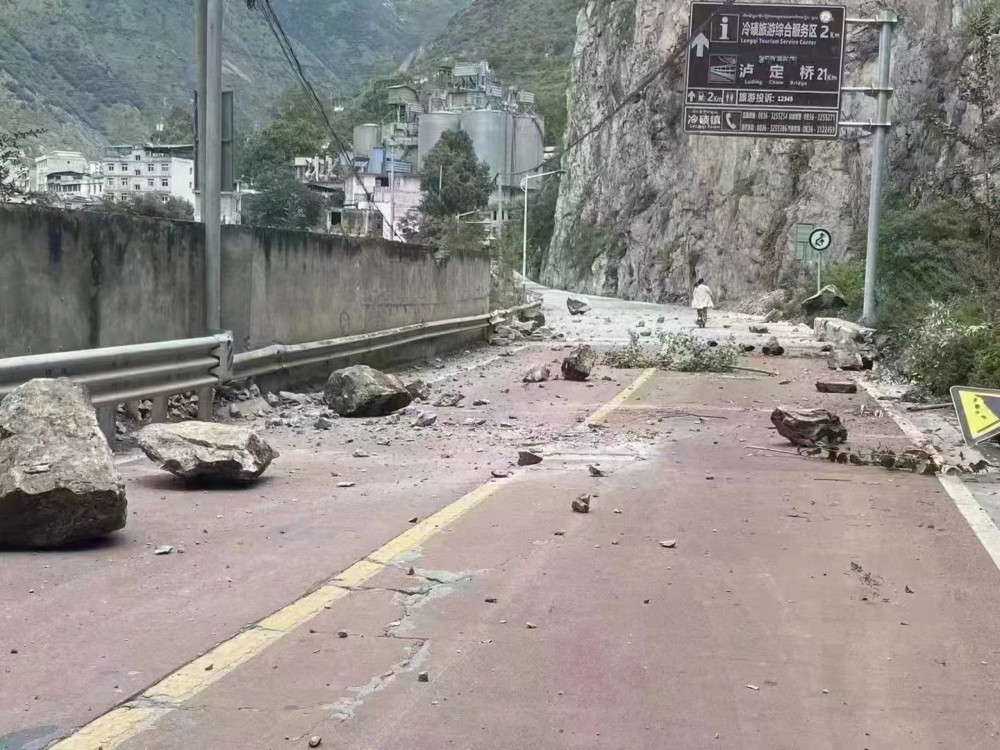 四川甘孜州瀘定縣磨西鎮發生6.8級地震，圖為瀘定縣冷磧鎮道路掉落的落石。   圖：翻攝自騰訊網