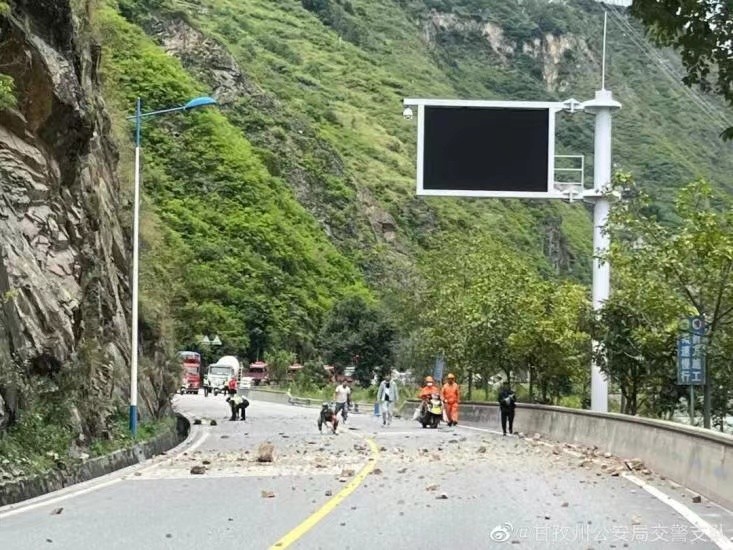四川當地國道318線目前只准出不准進，以保證所有救援通道暢通。   圖：翻攝自騰訊網