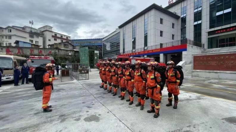 四川省消防救援總隊立即調派瀘定縣前突小組30人趕赴震中核查災情，調派甘孜、成都、德陽、樂山、雅安、眉山、資陽等7個支隊共530人地震救援力量立即趕赴震中開展救援。   圖：翻攝自騰訊網
