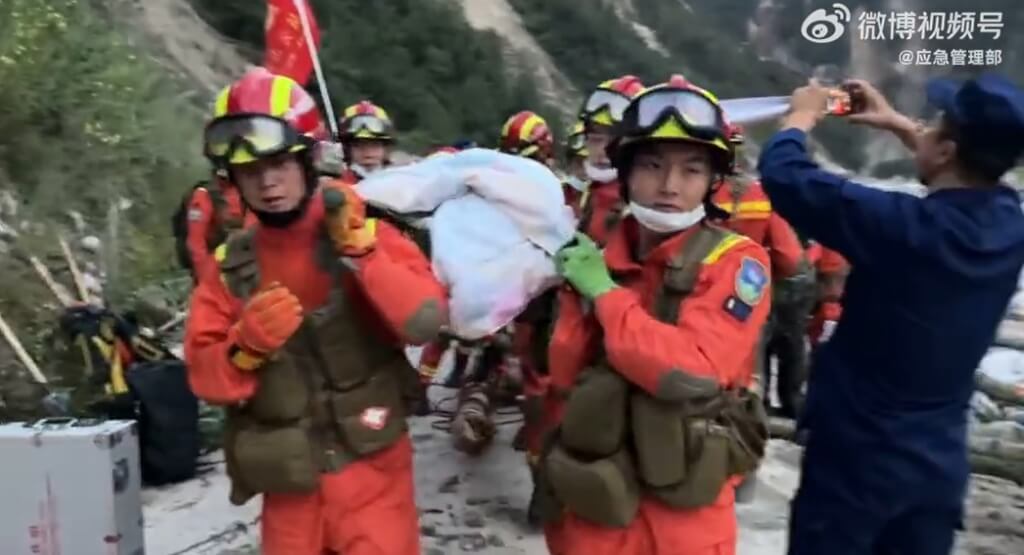 中國四川省瀘定縣5日發生規模6.8地震,搜救隊協助受傷民眾移動。 圖:翻攝微博 中國四川省瀘定縣5日發生規模6.8地震,搜救隊協助受傷民眾移動。 圖:翻攝微博