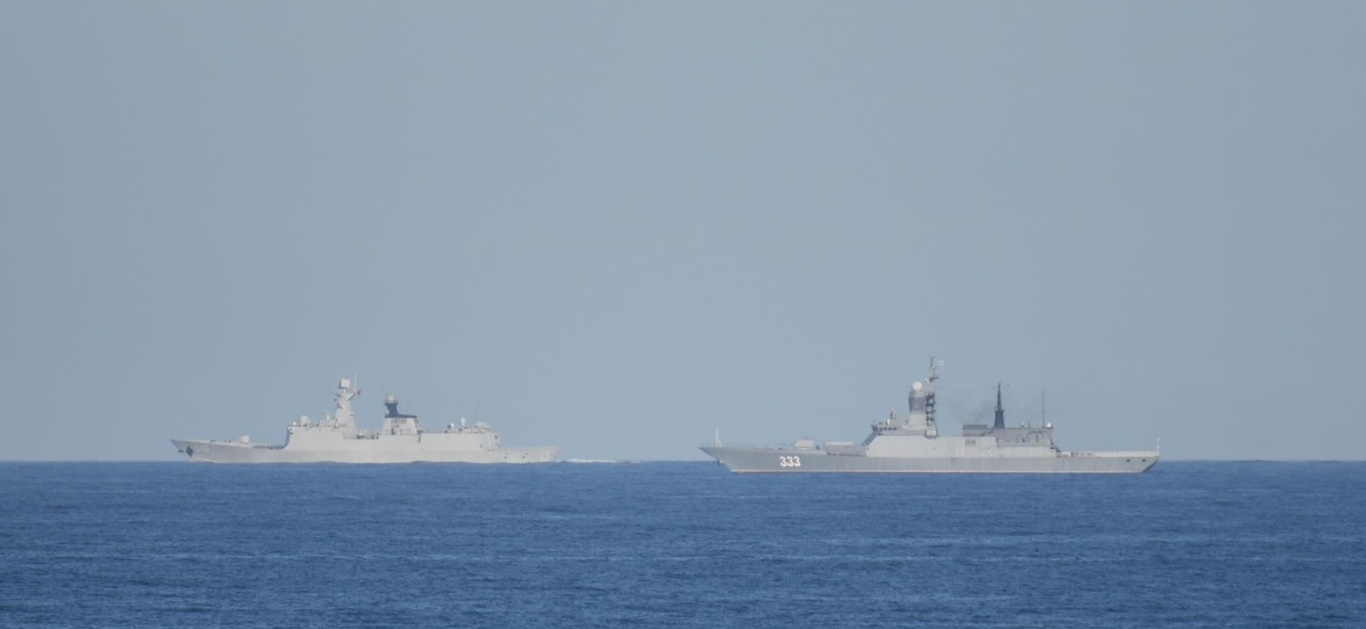 俄中「東方-2022」軍演，兩國艦隊在日本海實彈射擊。左為解放軍「054A」飛彈護衛艦「鹽城號(舷號546)」，右為俄軍「Project 20380」護衛艦「完美號(舷號333)」。   圖：翻攝日本防衛省統合幕僚監部網頁