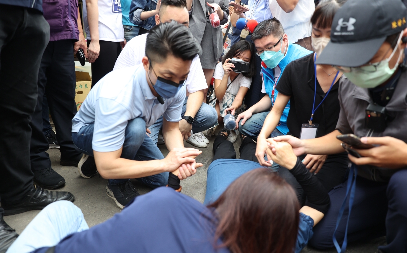 蔣萬安市場掃街出意外 阿嬤遭撞倒送醫 | 政治 | Newtalk新聞