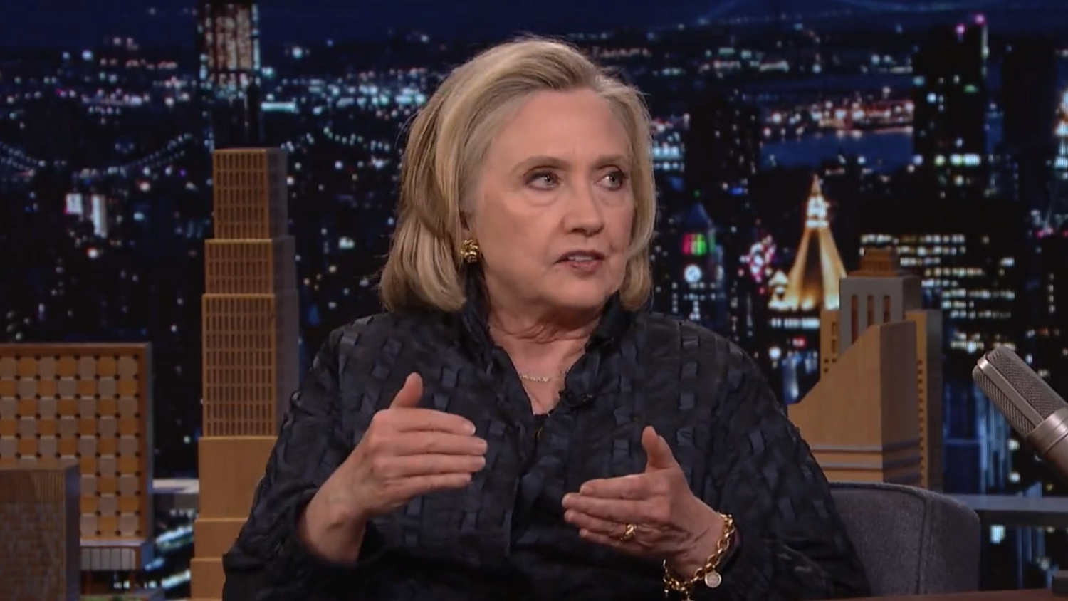 美國前民主黨總統候選人希拉蕊（Hillary Clinton）   圖: 截圖自 The Tonight Show 推特