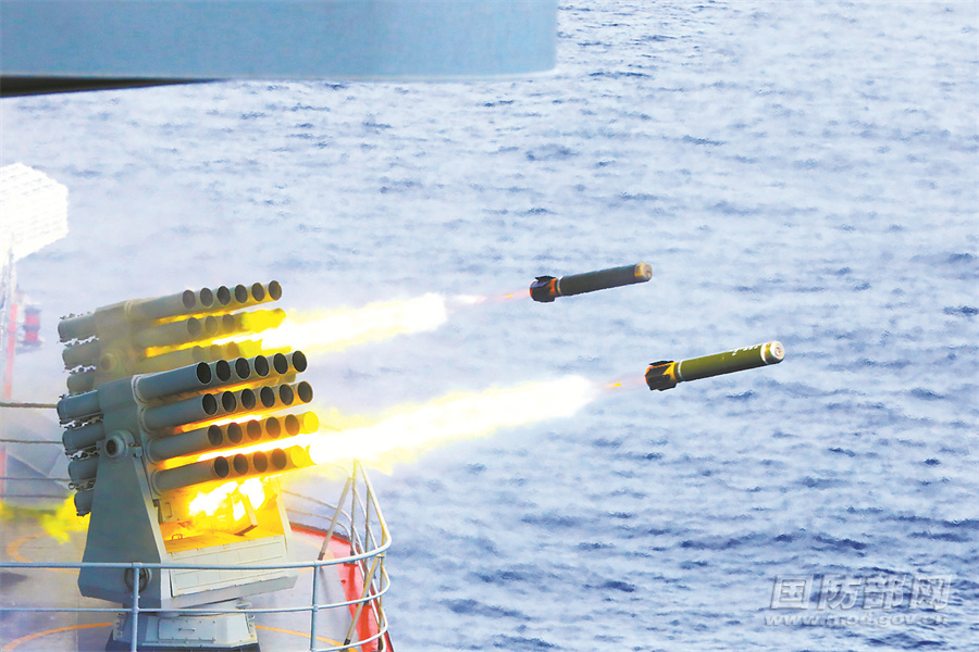 解放軍山東艦行母打擊群在南海實施實彈射擊軍演。   圖: 翻攝自中國國防部