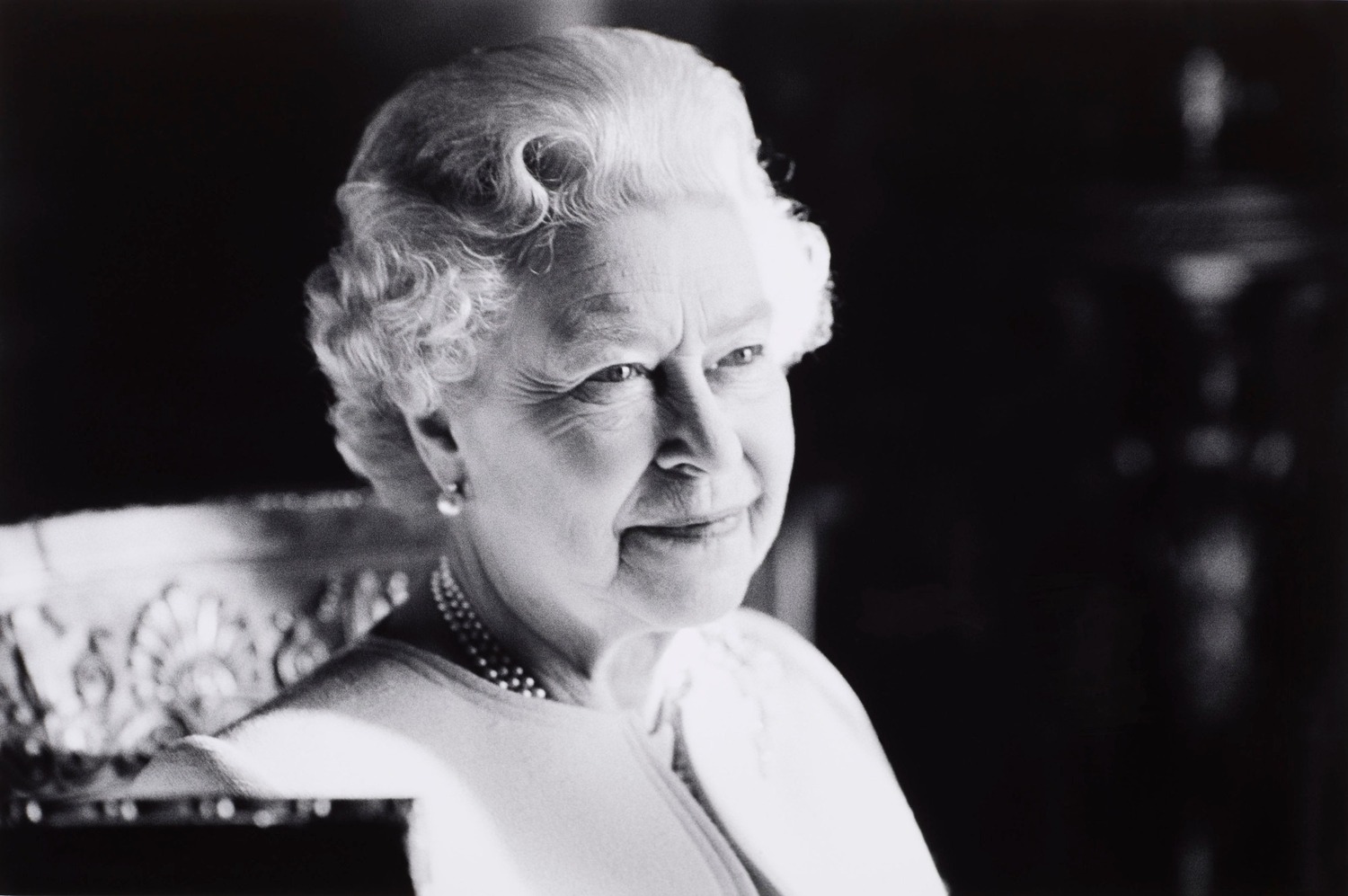 英國兩院議長雖同意讓中國官員參加英國女王死因僅記載是「年老」，未寫其他因素。   圖：取自The Royal Family 臉書粉專