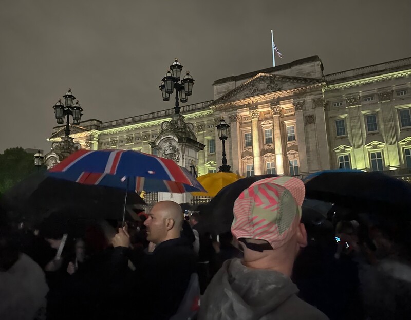 英國女王辭世 白金漢宮湧入人潮。   圖：中央社