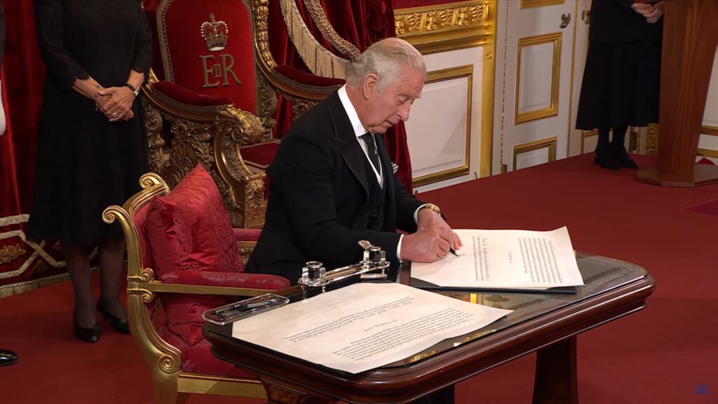 國王查爾斯三世在眾人見證之下簽署誓言。 圖:翻攝自The Royal Family Youtube