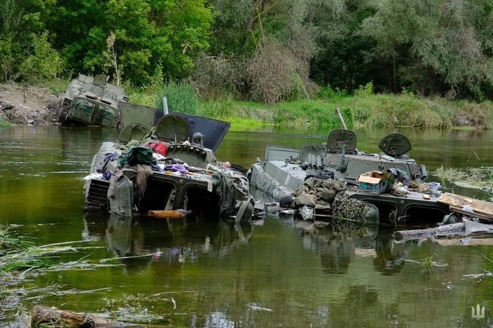 烏克蘭防衛司令部公布的照片顯示,俄軍多輛裝甲車被棄置在河中。 圖 : 翻攝自烏克蘭防衛司令部臉書 烏克蘭防衛司令部公布的照片顯示,俄軍多輛裝甲車被棄置在河中。 圖 : 翻攝自烏克蘭防衛司令部臉書