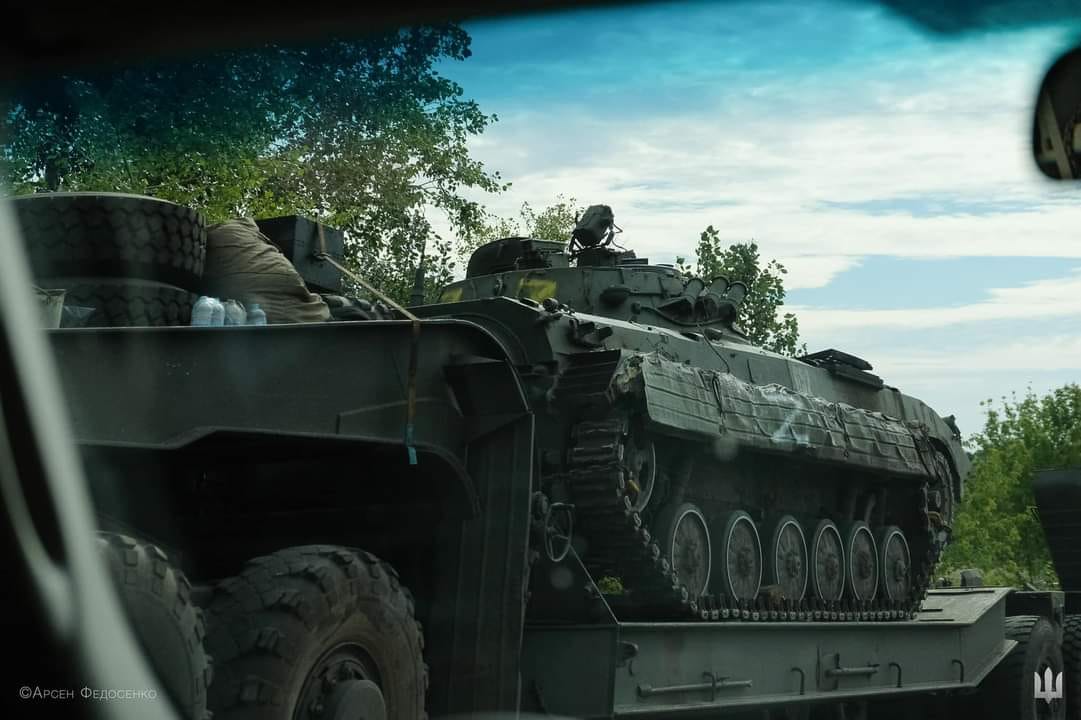 烏克蘭防衛司令部公布的照片顯示,俄軍運到前線的裝甲車還來不及卸下就被繳獲。 圖 : 翻攝自烏克蘭防衛司令部臉書 烏克蘭防衛司令部公布的照片顯示,俄軍運到前線的裝甲車還來不及卸下就被繳獲。 圖 : 翻攝自烏克蘭防衛司令部臉書
