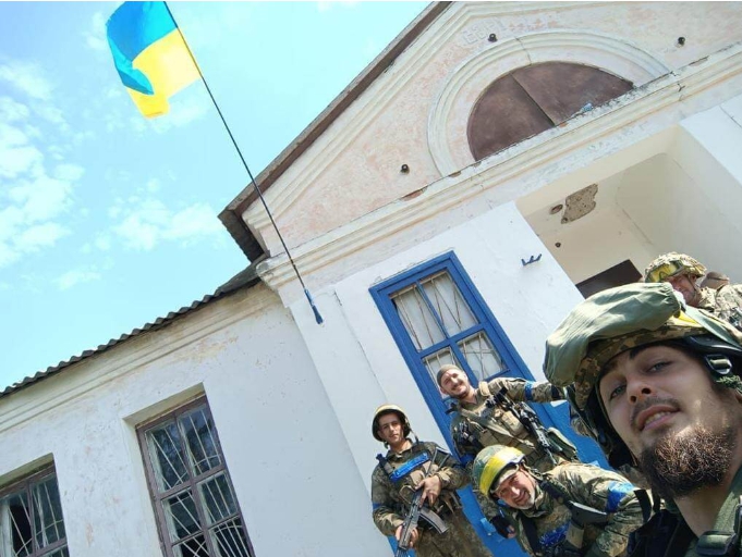 圖為烏軍收復哈爾科夫失土，在一處建物旁微笑合影。   圖 : 翻攝自facebook.com/TerritorialDefenseForces（資料照）