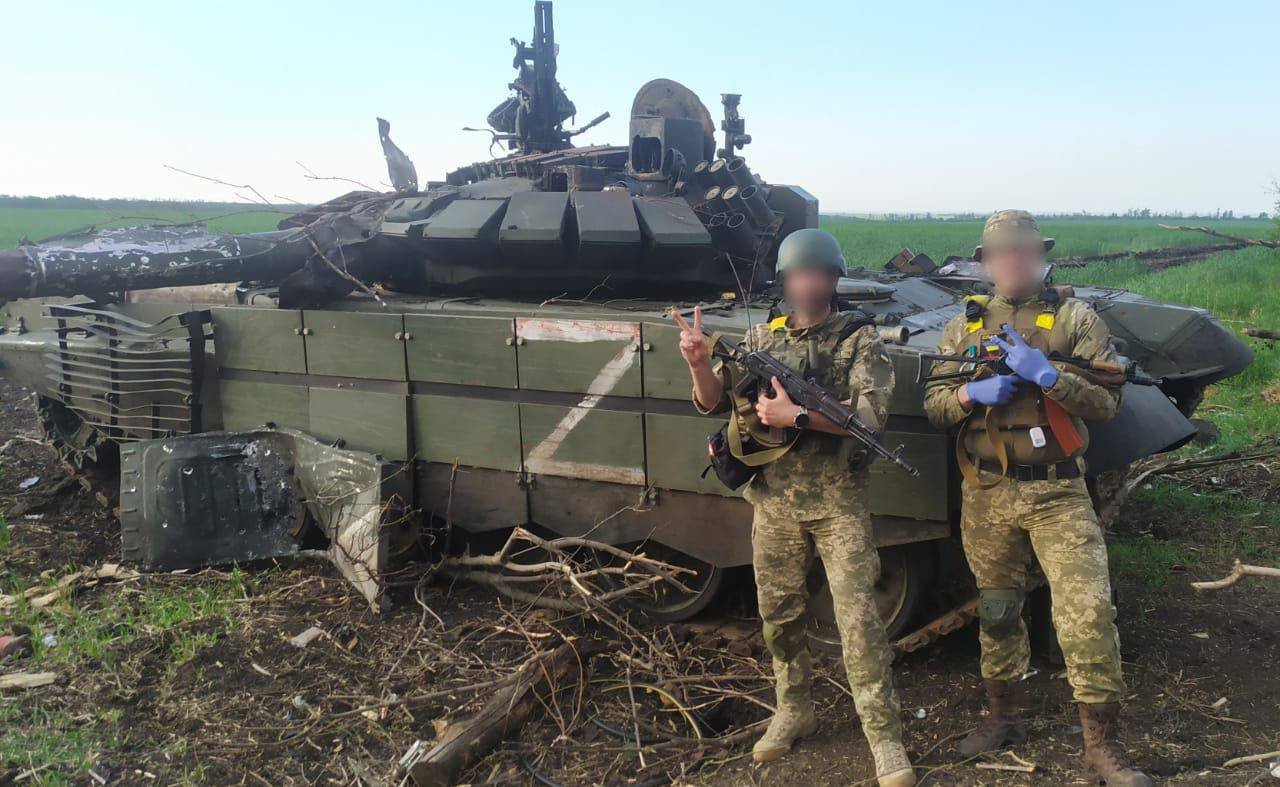 俄烏戰場上，俄軍士兵與裝備損失嚴重。烏克蘭士兵在俄軍遭摧毀的T-80BVM主力戰車殘骸前拍照。   圖：翻攝OSINTtechnical推特