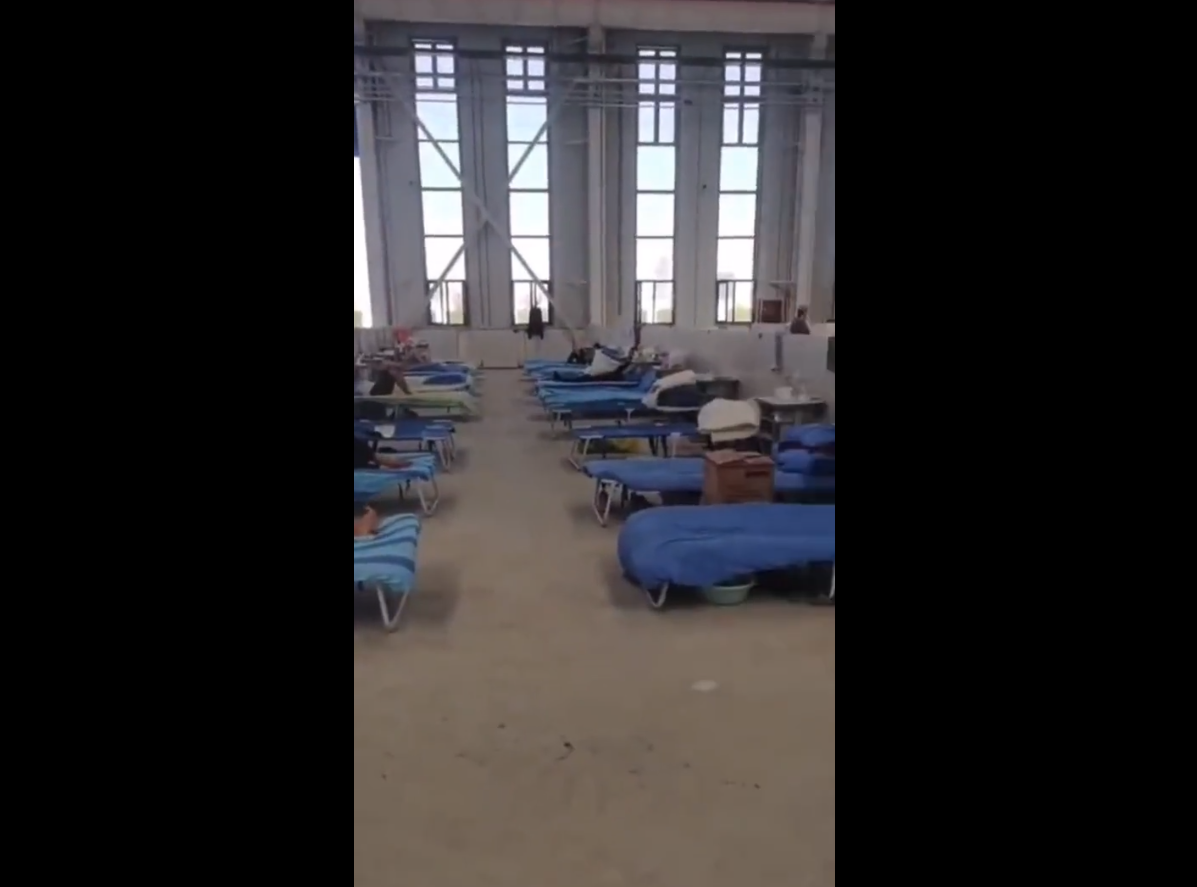 新疆伊犁長期封城，當地方艙醫院簡陋髒亂，民眾頂著40度高溫在帳棚內隔離。   圖：翻攝自阿不都外力·阿尤普推特