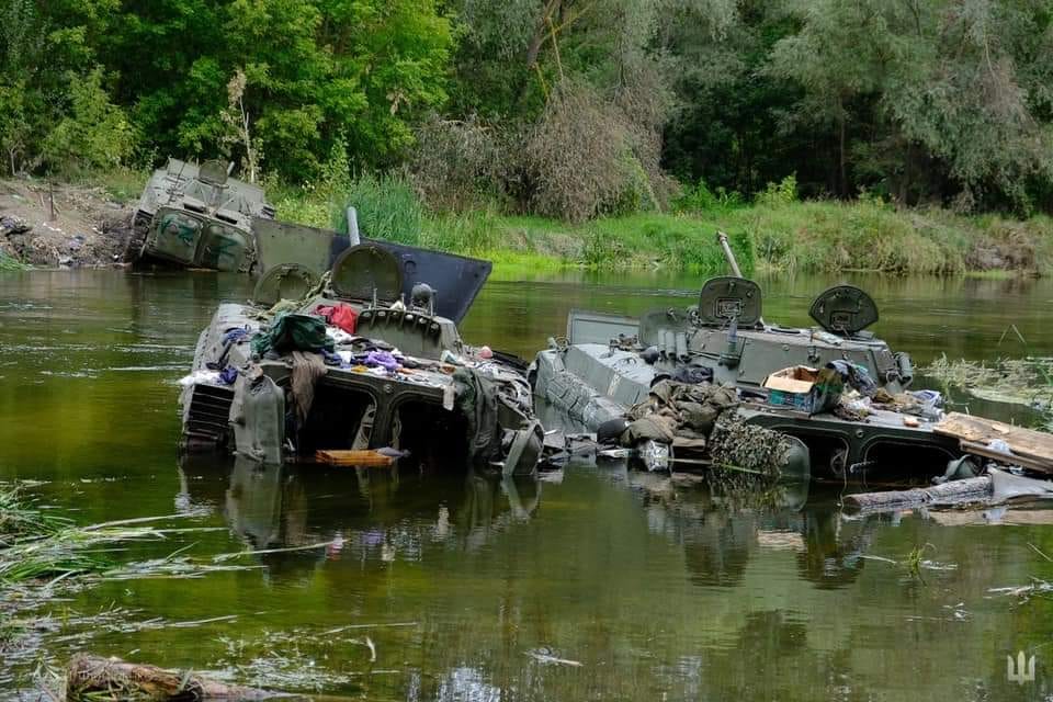俄軍 9 月潰逃，連裝甲車都掉進河裡。   圖：翻攝自烏克蘭參謀本部推特