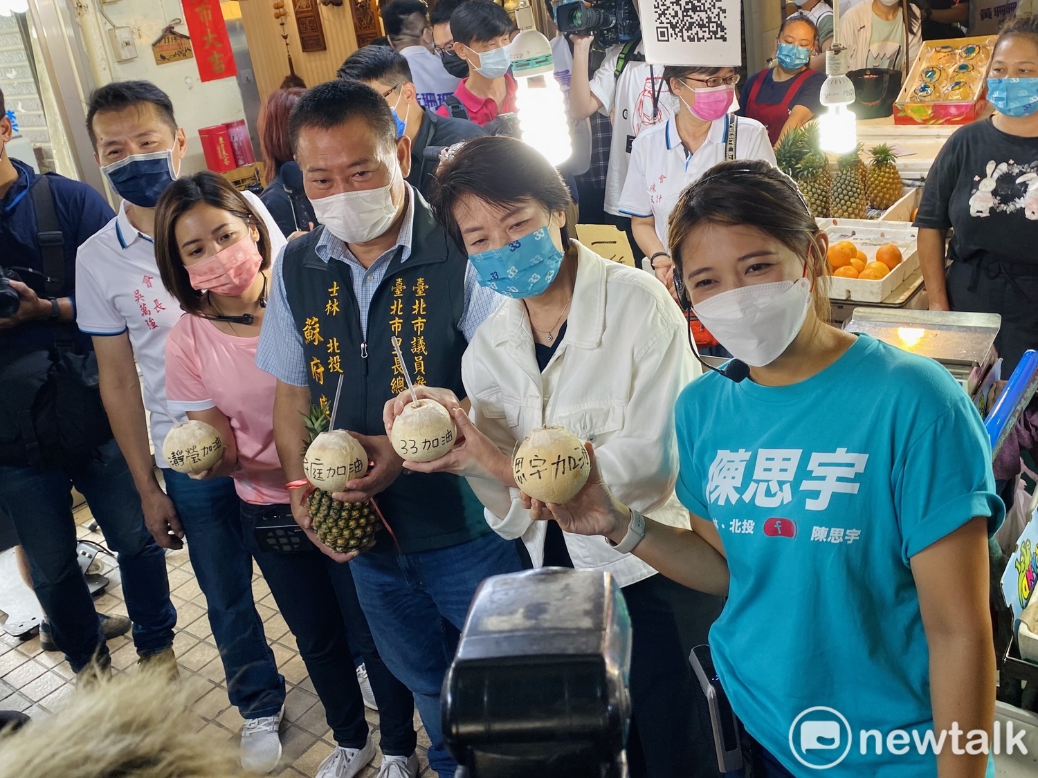 No-party Taipei mayoral candidate Huang Shanshan swept the streets of Beitou Market with People's Party congressional candidates Huang Jingying, Chen Siyu and non-party congressional candidate Su Futing.Photo: Zhou Xuanhui / photo