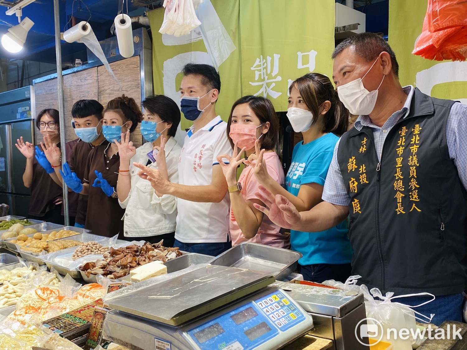 No-party Taipei mayoral candidate Huang Shanshan swept the streets of Beitou Market with People's Party congressional candidates Huang Jingying, Chen Siyu and non-party congressional candidate Su Futing.Photo: Zhou Xuanhui / photo