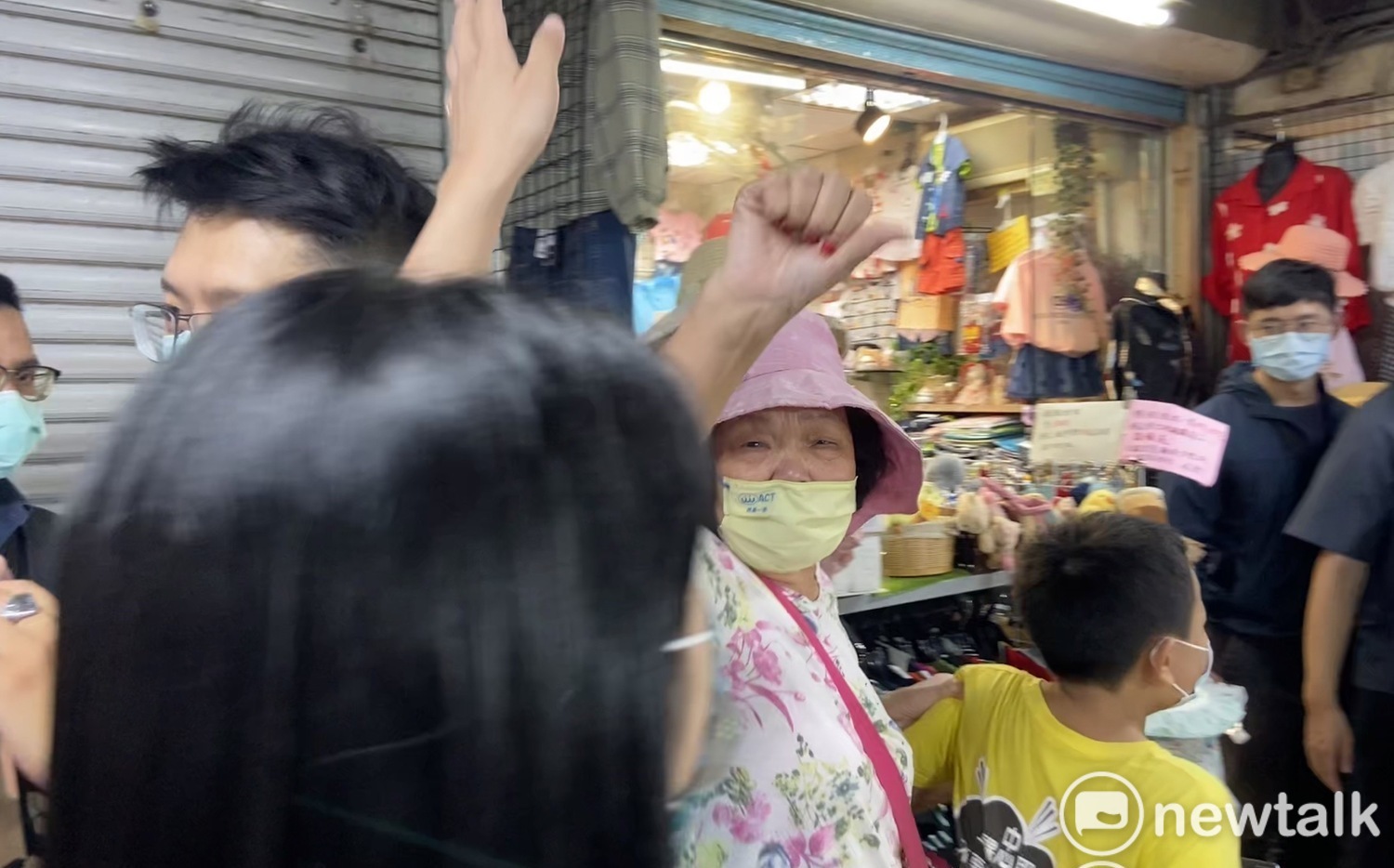 Huang Shanshan Dragged a Chick to Sweep the Beitou Market and Was Praised by a Woman as a “Chameleon” |  Politics |  Newtalk News