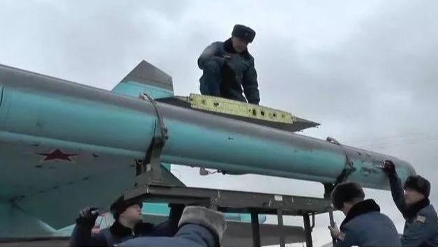俄國空軍人員安裝「希比內」電子吊艙系統。   圖 : 翻攝自天天要聞