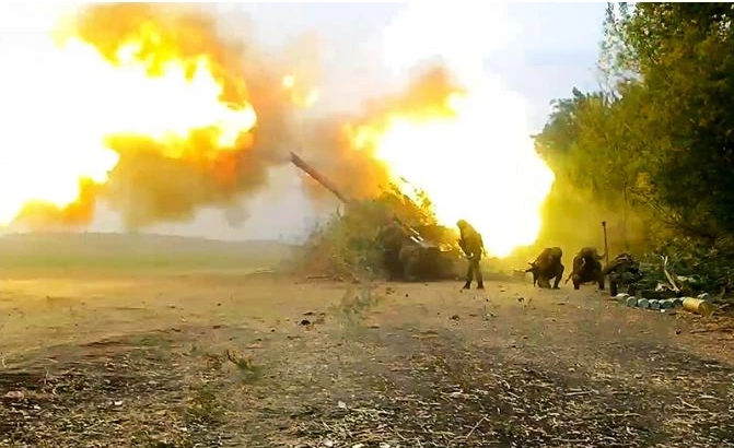 俄軍猛烈砲火對烏克蘭軍隊進行還擊。   圖 : 翻攝自樞密院十號