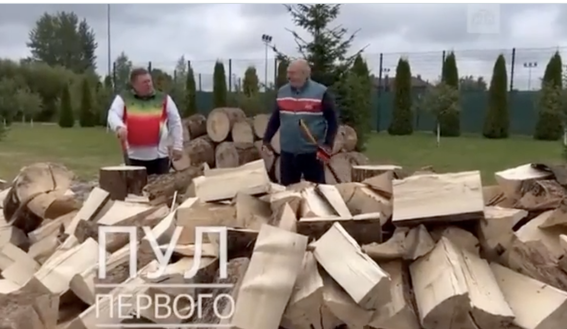 白俄羅斯總統盧卡申科（Alexander Lukashenko，右）在影片中「劈柴」諷刺歐洲能源危機。   圖：翻攝自推特影片