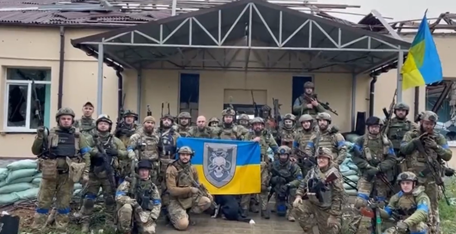 烏克蘭軍隊高舉國旗，慶祝在哈爾科夫州反攻成功。   圖: 翻攝自 Defense of Ukraine 推特 