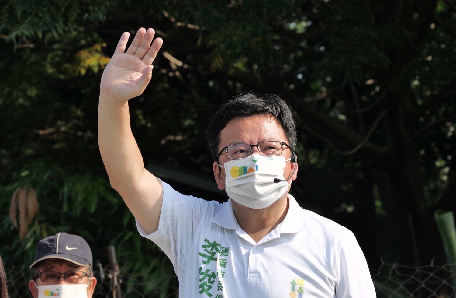 民進黨嘉義市長候選人李俊俋今天簽署「不投降承諾書」。   圖：李俊俋競選團隊/提供