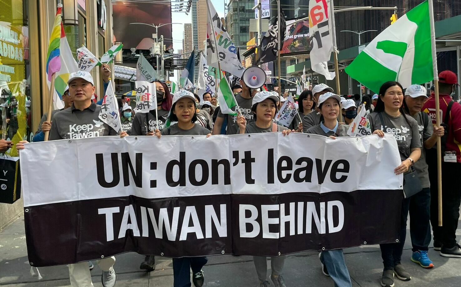 站在紐約街頭為台灣奮戰 范雲巧遇國中同學 | 政治 | Newtalk新