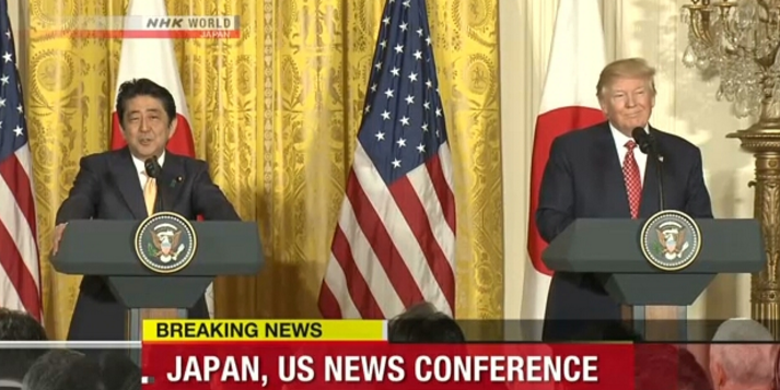 美國總統川普與日本首相安倍晉三召開共同記者會，雙方確認「美日安保條約」第五條適用於釣魚台列嶼。   圖：翻攝NHK新聞畫面