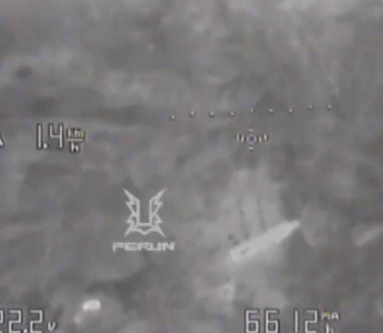 Revolver 860無人機對著底下的俄羅斯飛彈車投擲3枚炸彈。   圖：翻攝推特