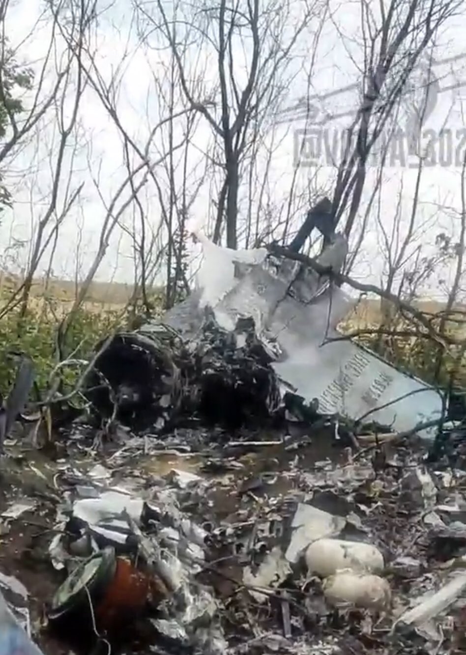 俄軍戰機在烏克蘭遭擊落。   圖:翻攝自推特Mike Yeo 杨启铭 @TheBaseLeg