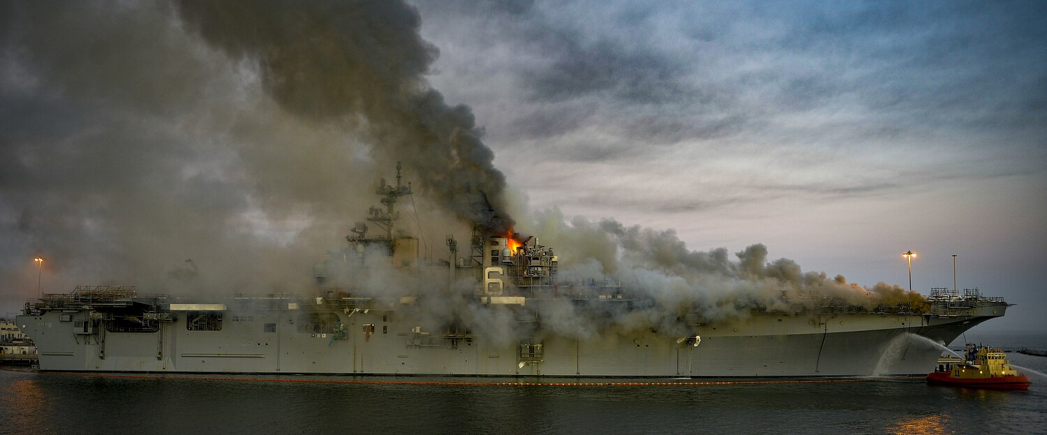 美國海軍黃蜂級兩棲登陸艦「好人理查號」（USS Bonhomme Richard）2020年7月失火，整艘船艦遭到報廢。   圖：翻攝自維基百科（資料照）