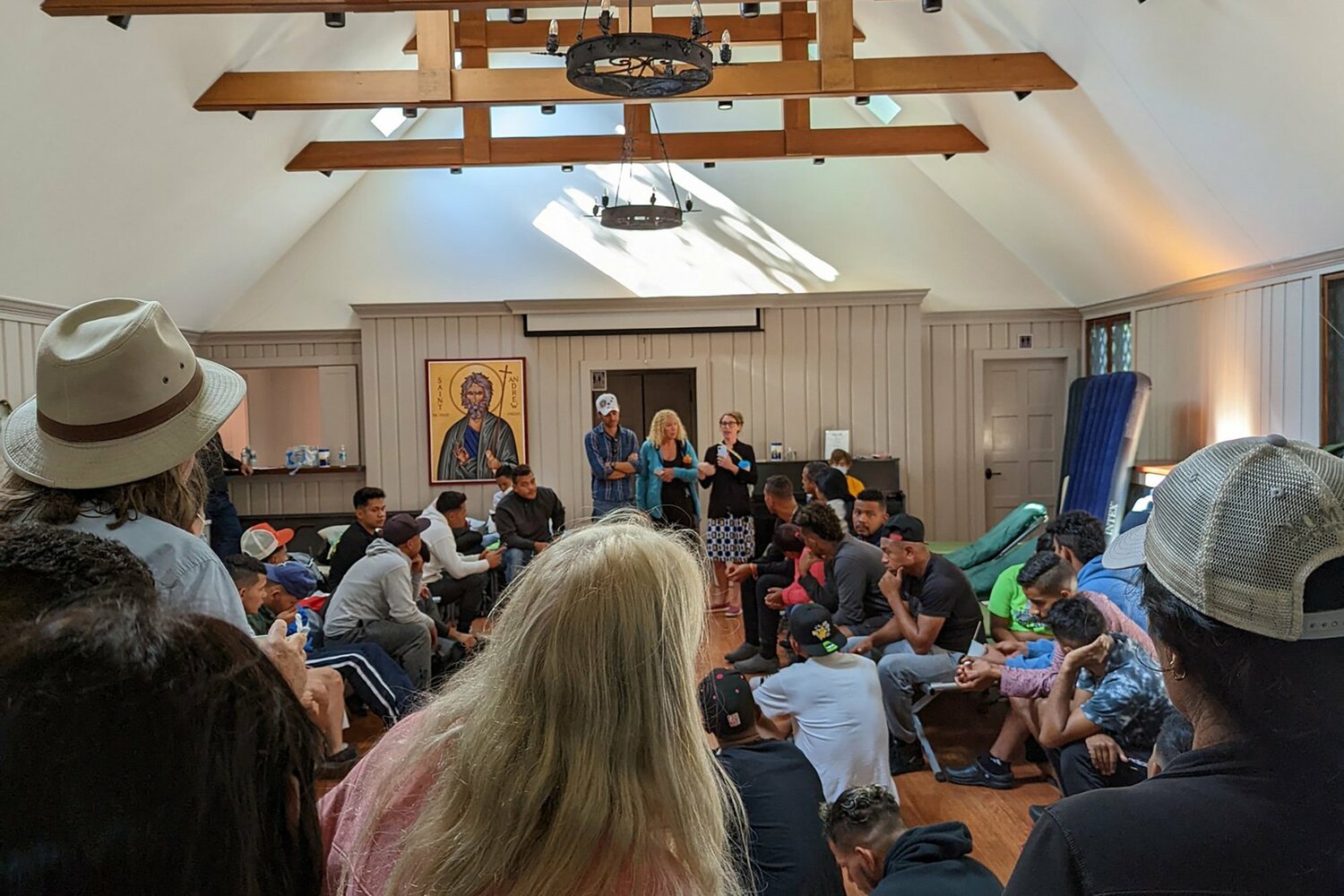 目前被丟包到瑪莎葡萄園的無證非法移民已被麻州當局安置。   圖：翻攝自推特