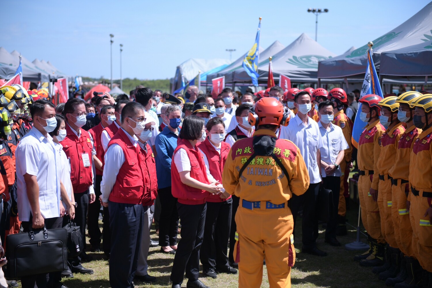 蔡總統嘉勉消防署特種搜救隊參演人員。   圖：內政部提供