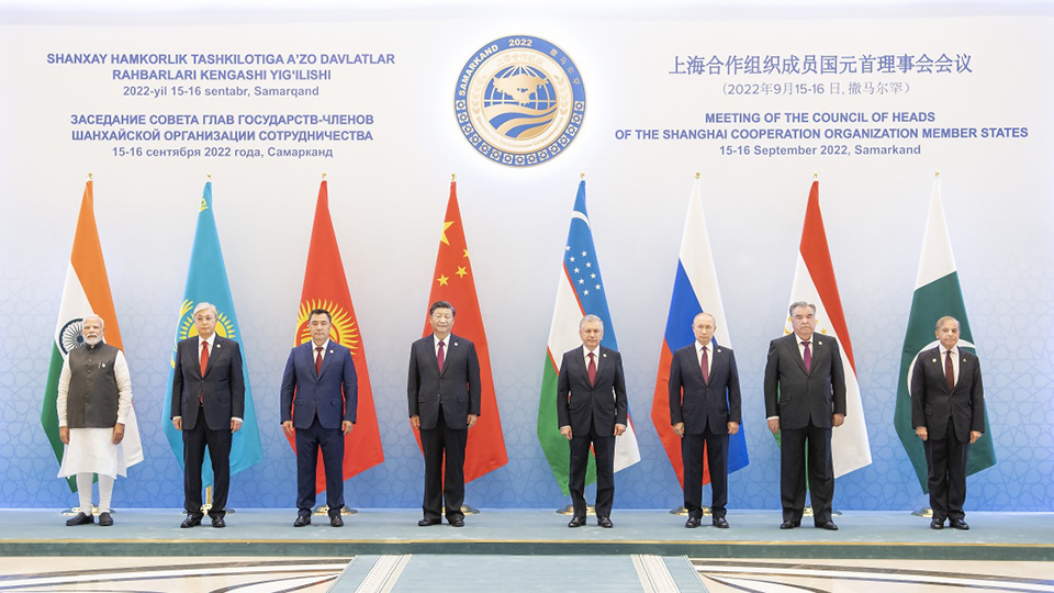 俄羅斯總統普丁(左三)與中國國家主席習近平(右四)9月15日出席在烏茲別克進行的上合峰會。   圖：翻攝新華網