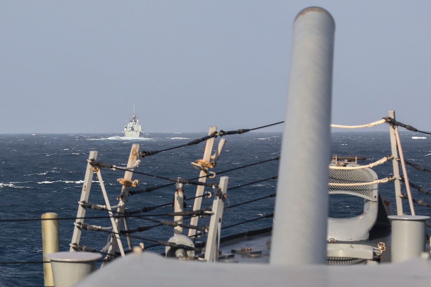 美國海軍阿利伯克級導彈驅逐艦希金斯號（USS Higgins）和加拿大海軍哈利法克斯級護衛艦溫哥華號（HMCS Vancouver）20 日駛過台灣海峽。   圖:翻攝自美國海軍第七艦隊