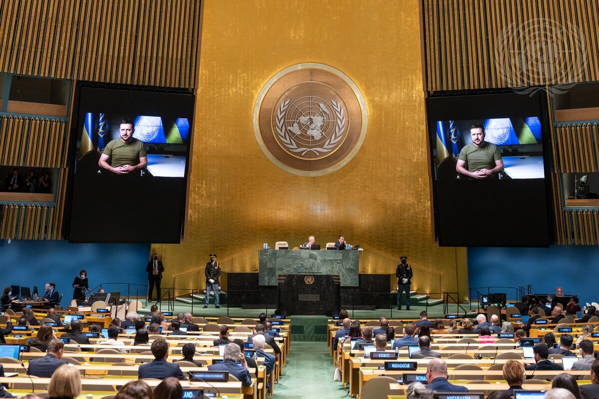 烏克蘭總統澤連斯基透過綠影演說在聯合國大會發言，譴責俄國入侵烏克蘭所犯下的屠殺戰爭罪刑。   圖：翻攝自聯合國官網