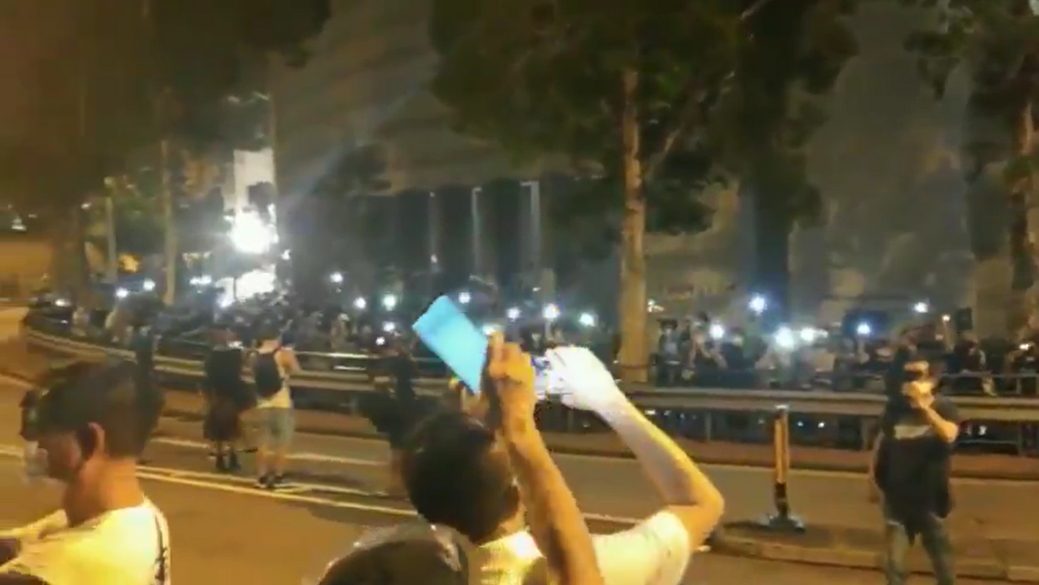 上百位民眾開啟手機手電筒打光支持。    圖: 擷取自 Fight For Freedom. Stand With Hong Kong. 重光團隊推特