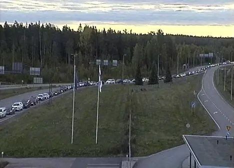 普丁21日宣布「局部動員令」後，芬蘭邊境隨即出現長達30公里的「逃往車龍」。   圖：翻攝自推特