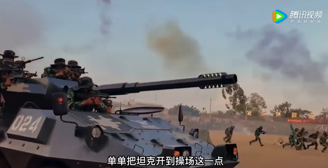 中國高中軍訓，軍用坦克車直接開進校園操場。   圖: 擷取自中國騰訊影音平台