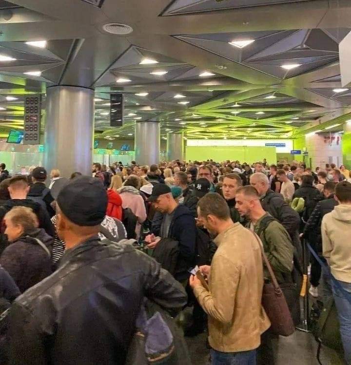 在普丁簽署「部分動員令」之後，俄國的機場擠滿了逃往國外的男性俄國公民。   圖 : 翻攝自推特