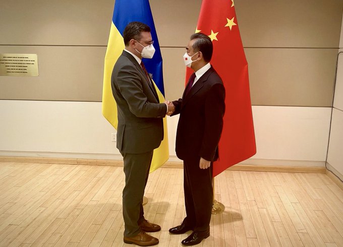 中國外叫部長王毅與烏克蘭外交部長庫列巴會面   圖: 翻攝自 Dmytro Kuleba 推特