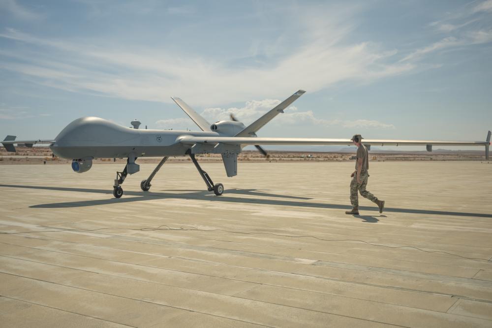 一架 MQ-9 「死神」無人機降落在機場進行地面加油。   圖:翻攝自美國海軍陸戰隊