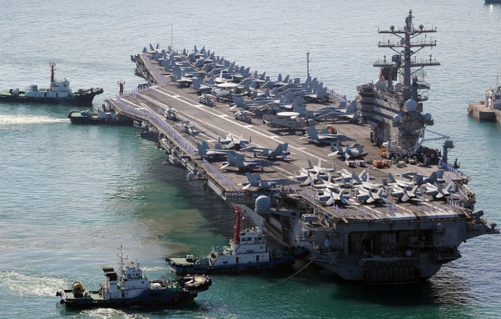 美國雷根號航母戰鬥群23日進入釜山港，將與韓國展開5年來的首次大規模演訓。   圖:翻攝自環球網